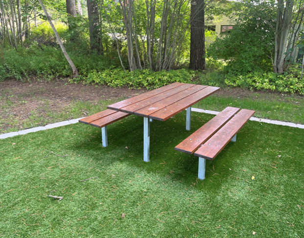 Sittplats på konstgräs med stenkant